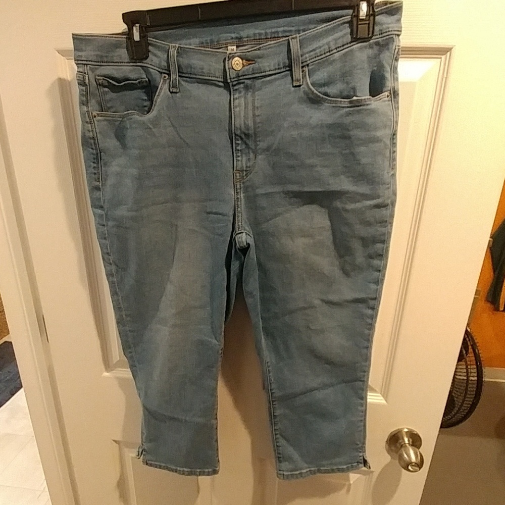 Levi's capris size 14